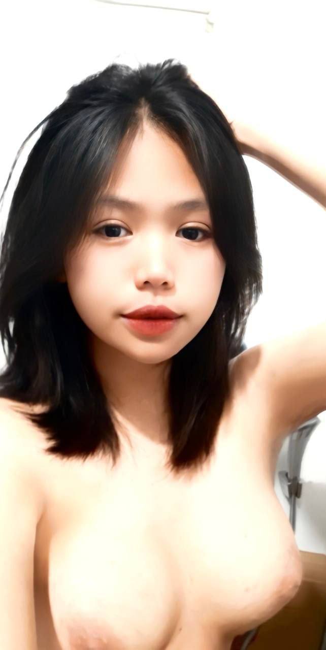 Lưỡi bố dài thế liếm lồn con sướng quá